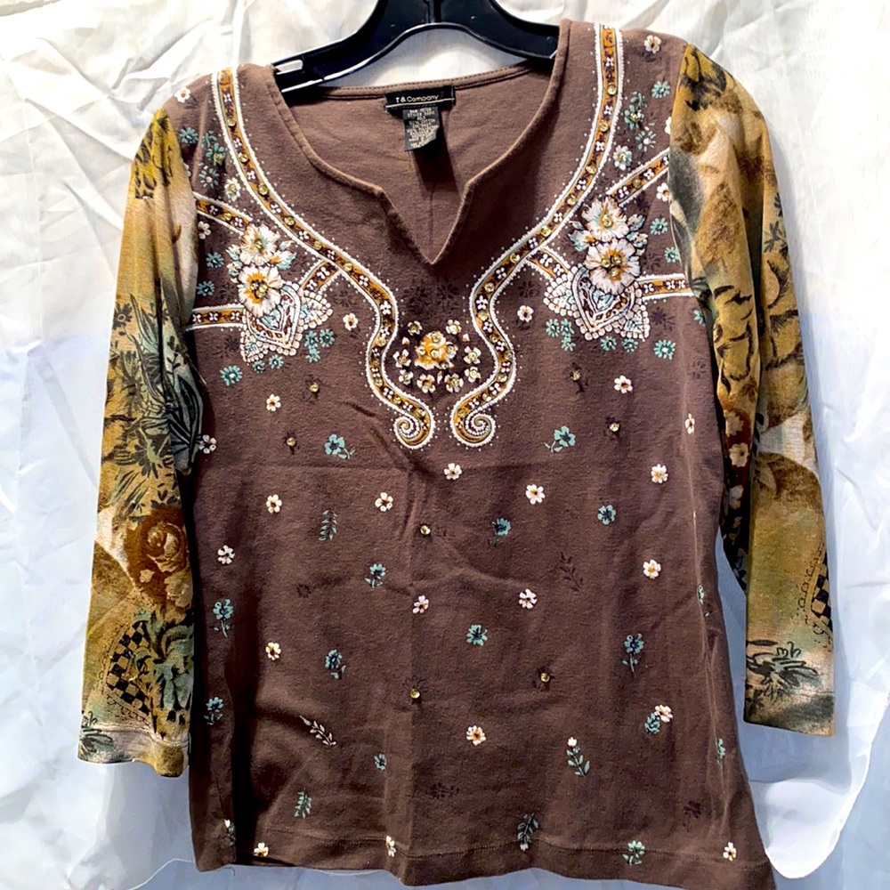 T & COMPANY BROWN GEM/PAINTED FLORAL TOP SZ S